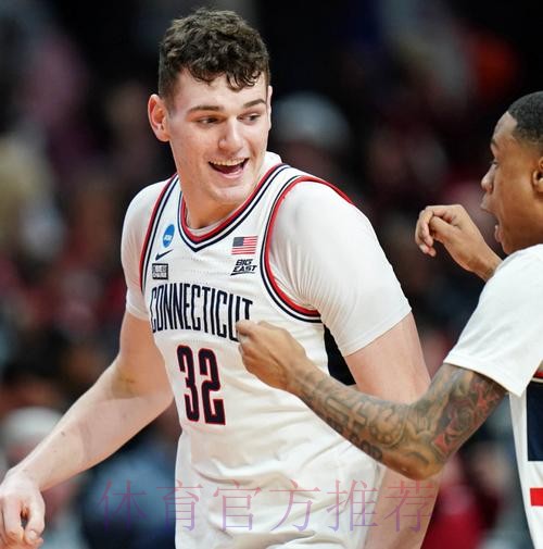 吕佩尔左侧回传 克林根弧顶三分命中 吕佩尔左侧回传 克林根弧顶三分命中